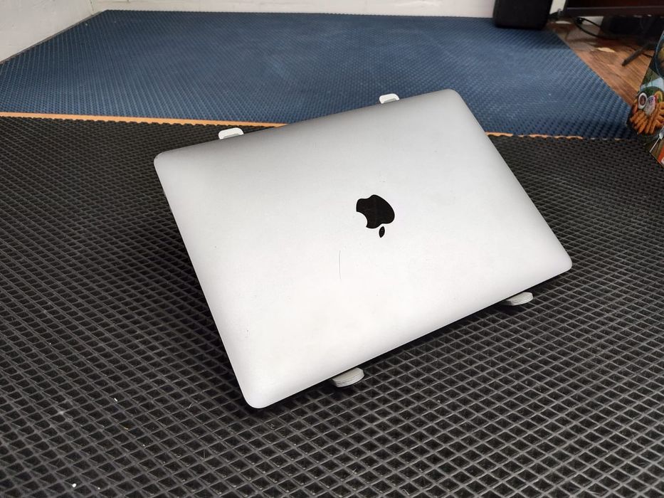 Macbook pro с дефектом экрана(полоски на экране тонкие) сверху