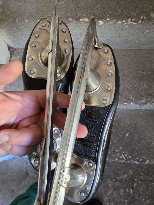 Стари ретро кожени кънки за лед