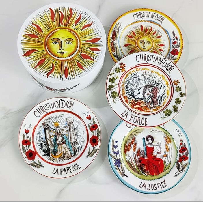 Набор изысканных тарелок !