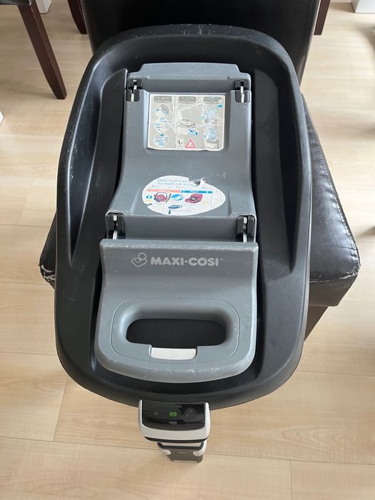 Столче  за кола Maxi Cosi с база