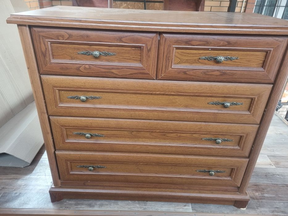 Продаем камод Тяжелый и настенное зеркало в хорошем состтояний