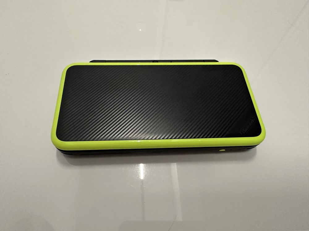 New Nintendo 2DS Black and Green