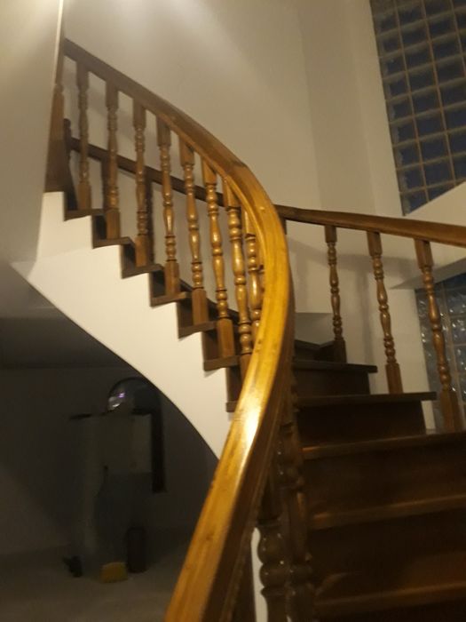 Scări din lemn masiv și usi de interior
