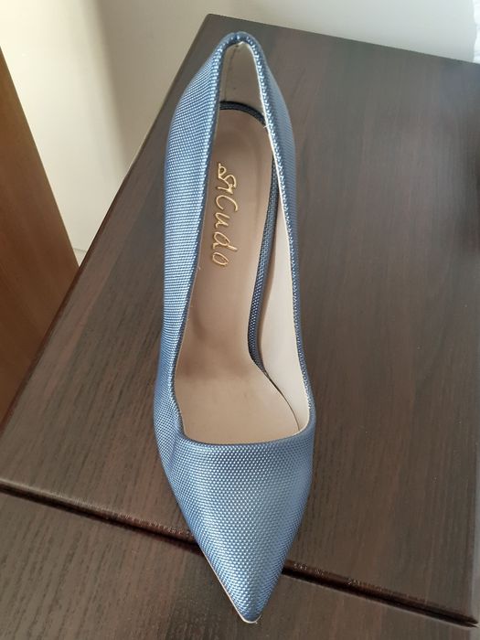 Vând pantofi dama, culoarea deosebita