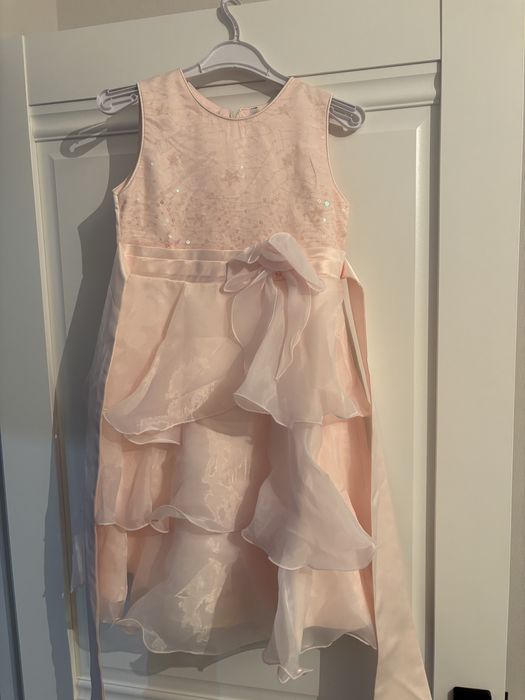 Продам платье В хорошем состоянии. Цена 7000 тг .