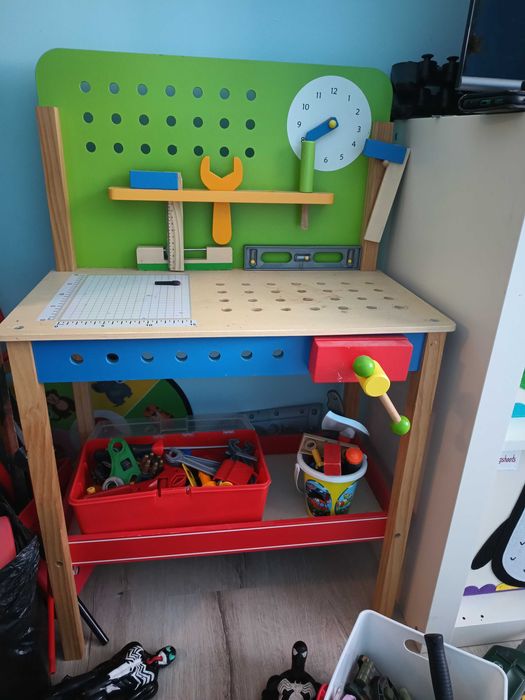 Дървена работна маса за деца с инструмента и аксесоари