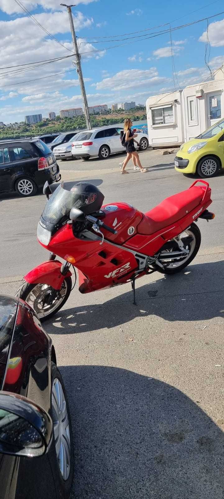 Motocicleta Honda VFR750F