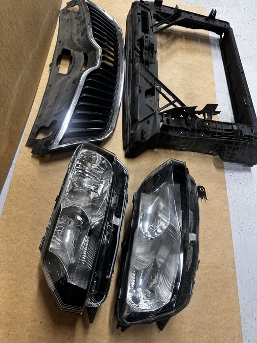 Faruri tragher grilă radiator skoda rapid