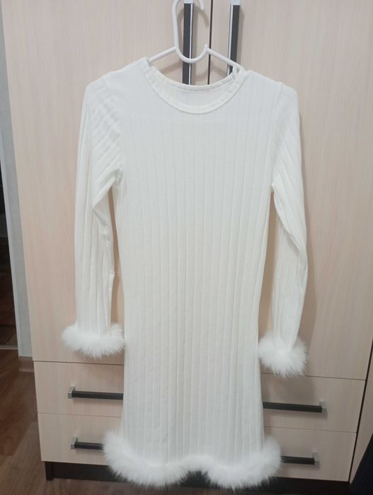 Платье нарядное на девочку 13-14 лет