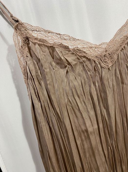 Рокля тип комбинезон H&M от намачкан сатен в пепел от рози