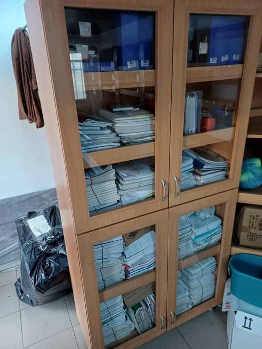 Vitrine și corpuri cu rafturi