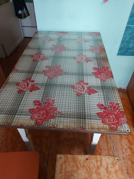 Стол и 2 табуретки