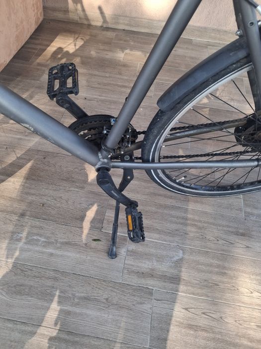 Canapea catifea si bicicleta