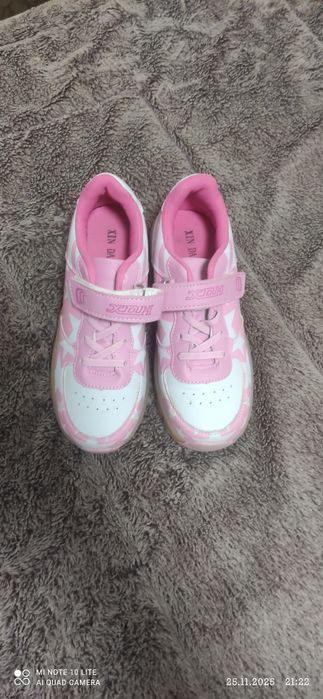 Продаются кросовки с роликом кожаные с подсветкой корейские 3 шт.