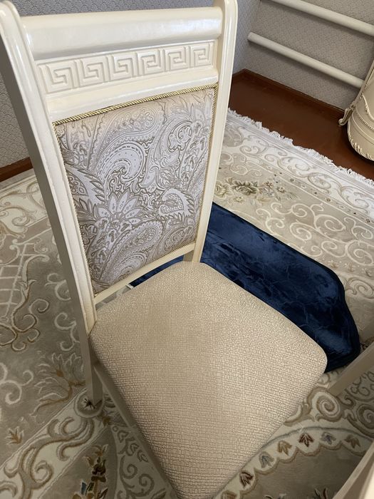 Стол со стульями