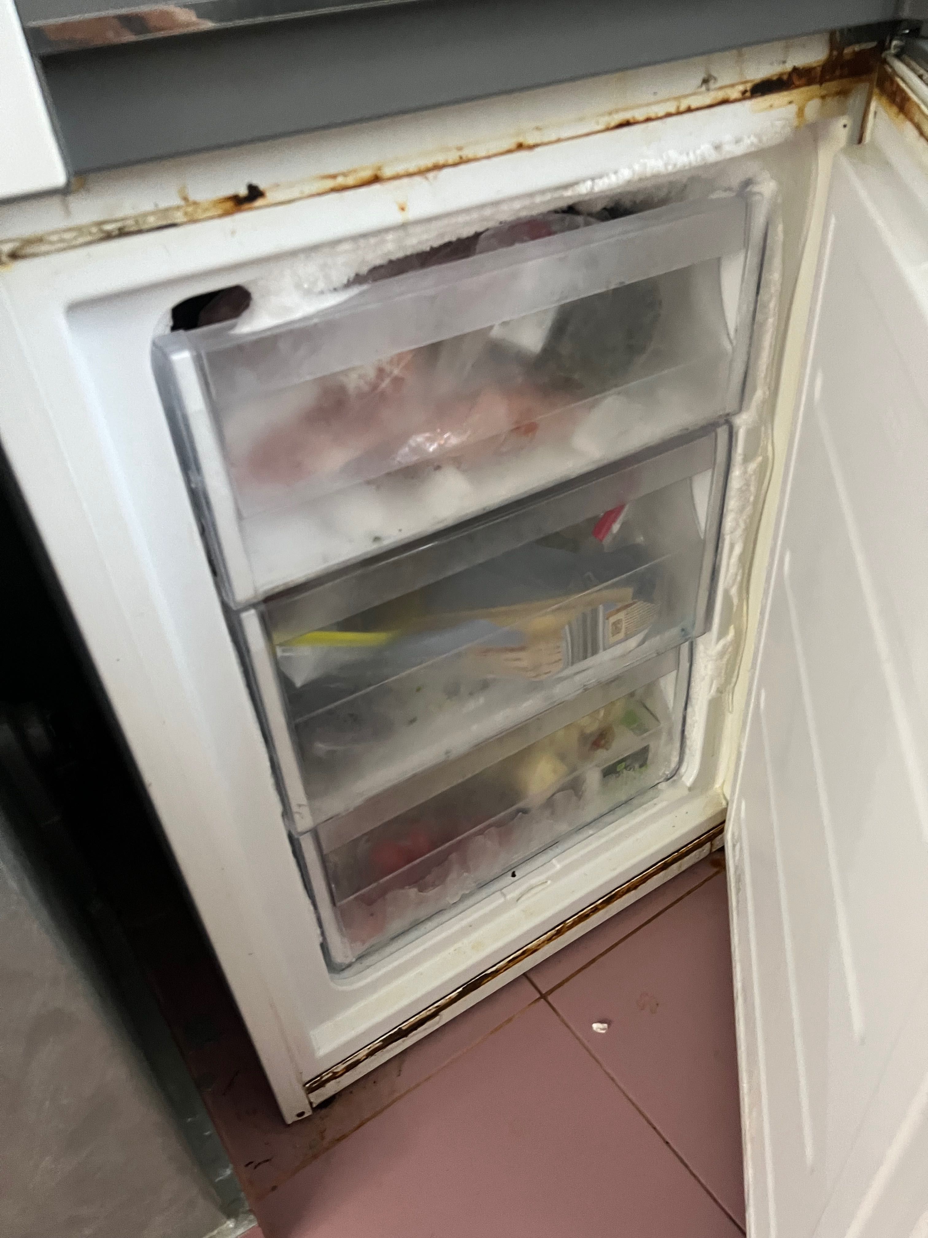 Хладилник с фризер Whirlpool 250лв