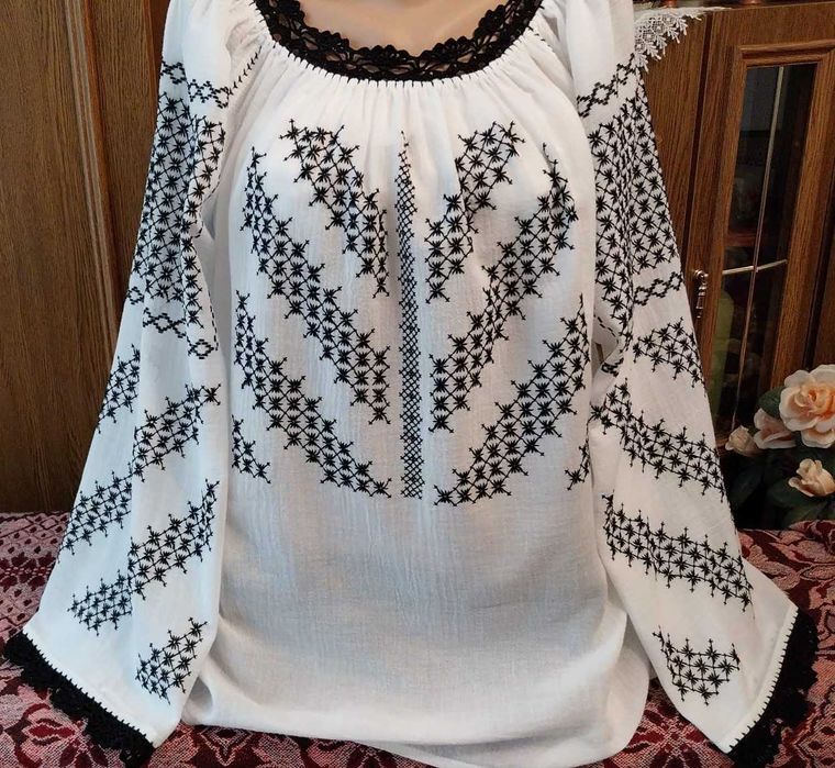 Ie populara nou cusuta cu matase pe panza topita din bumbac