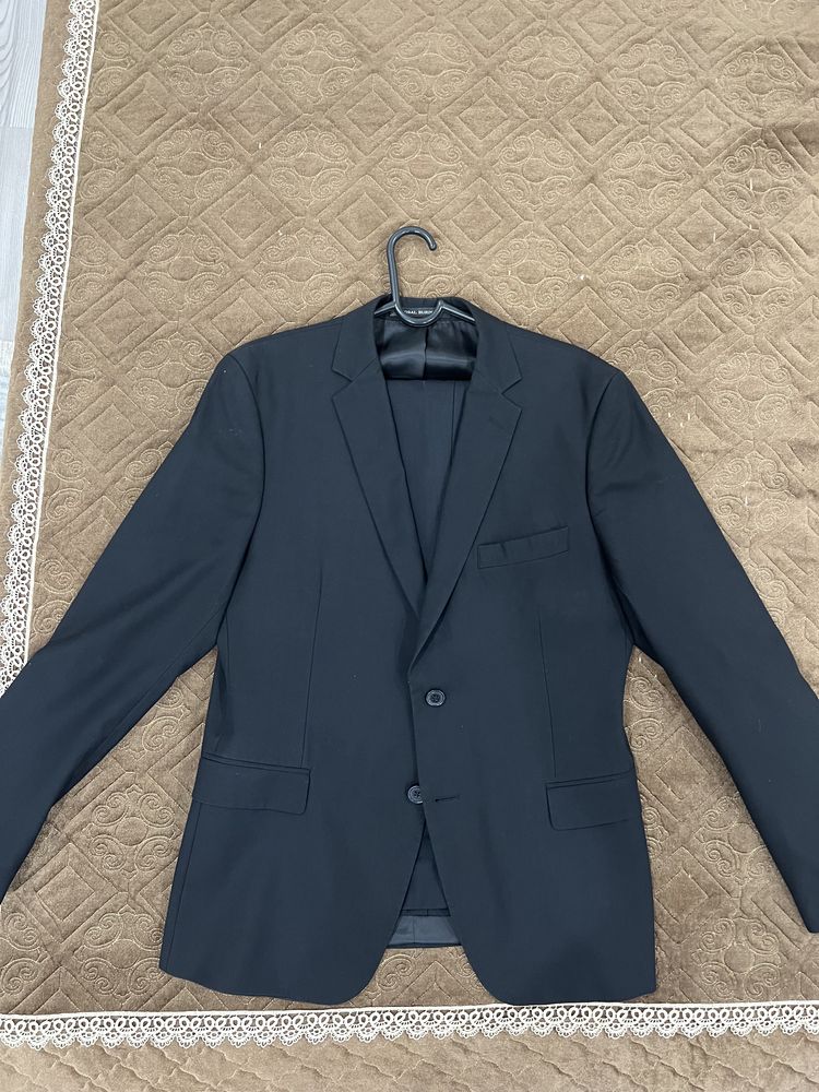 Продам костюм черного и темно синего цвета ,пиджак размеры50-52