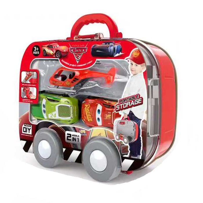 Паркинг, две коли и хеликоптер в куфарче .„Хеликоптер превозващ коли.