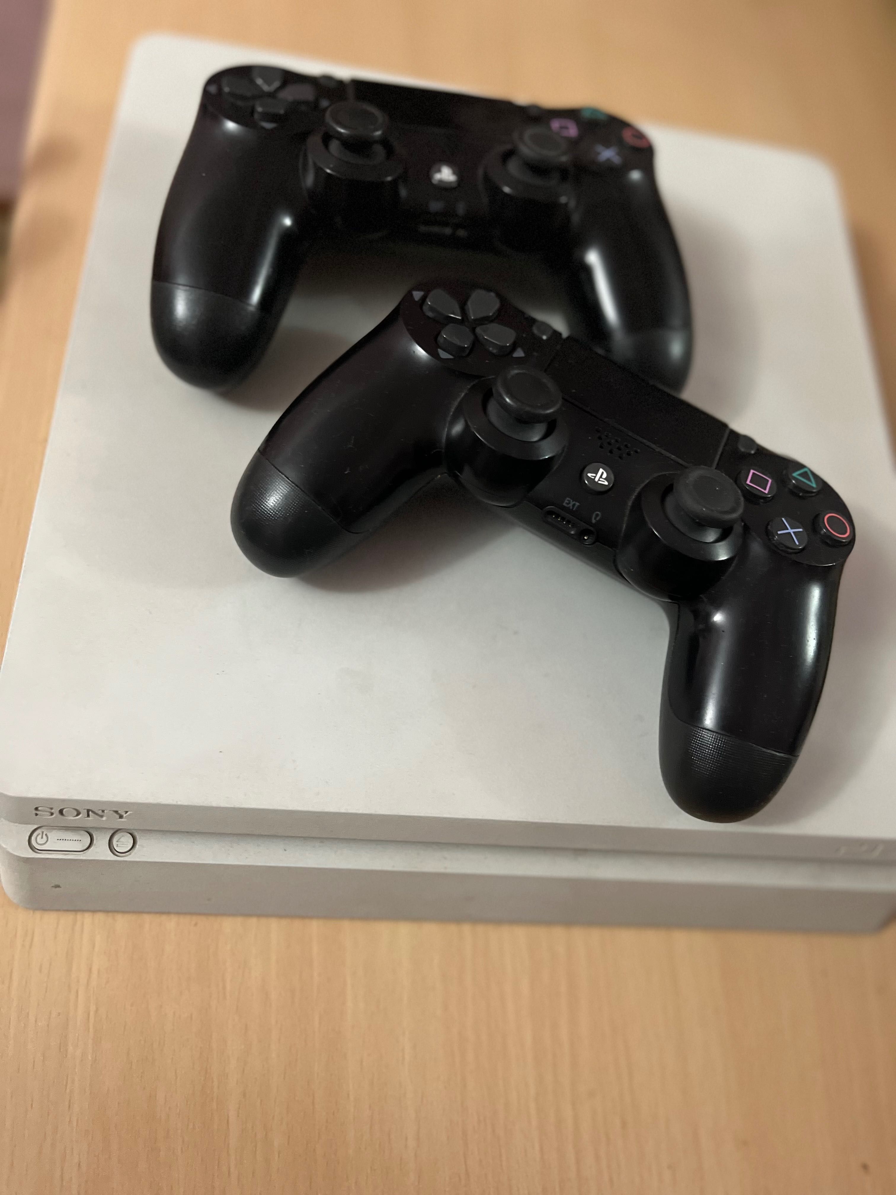 PS4 slim, в хорошем состоянии