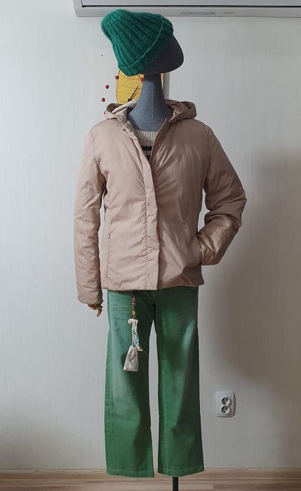 бежевая куртка с капюшоном