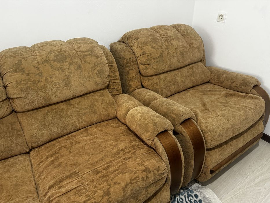 Диван с креслом в хорошем состоянии