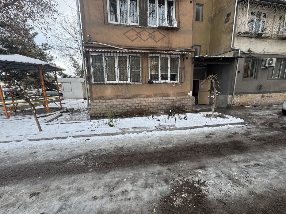 Uy sotiladi pod ofis. Severniy olmazorda