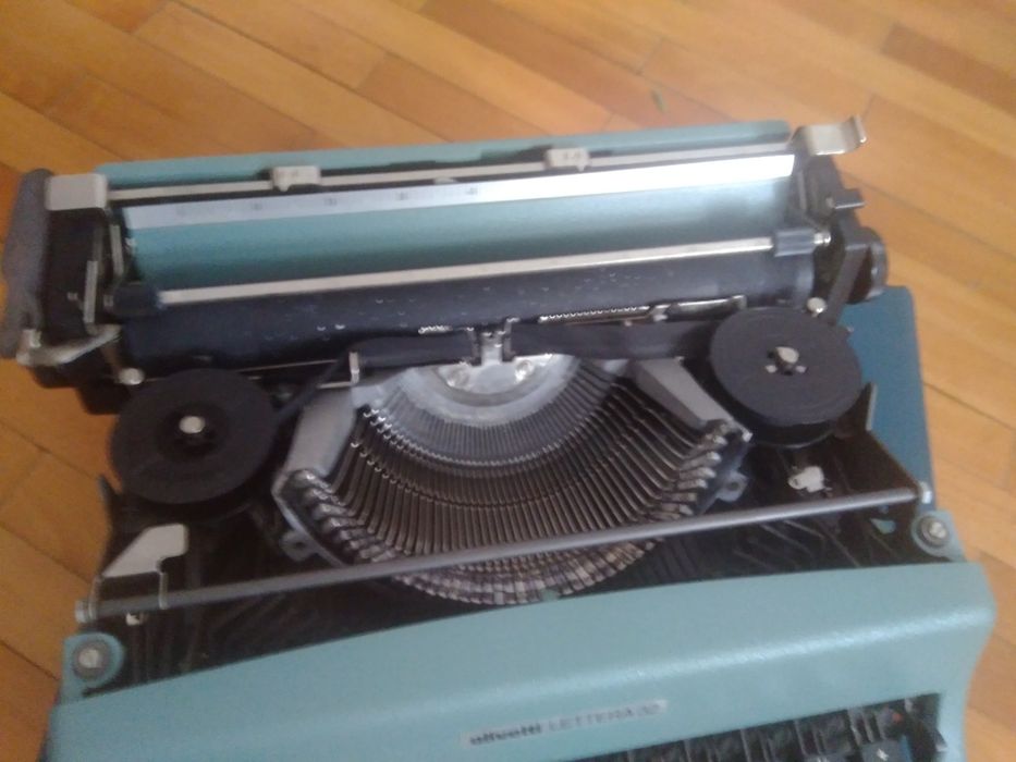 Mașină de scris Vintage Olivetti Lettera 32 - Fabricat în Yougoslavie