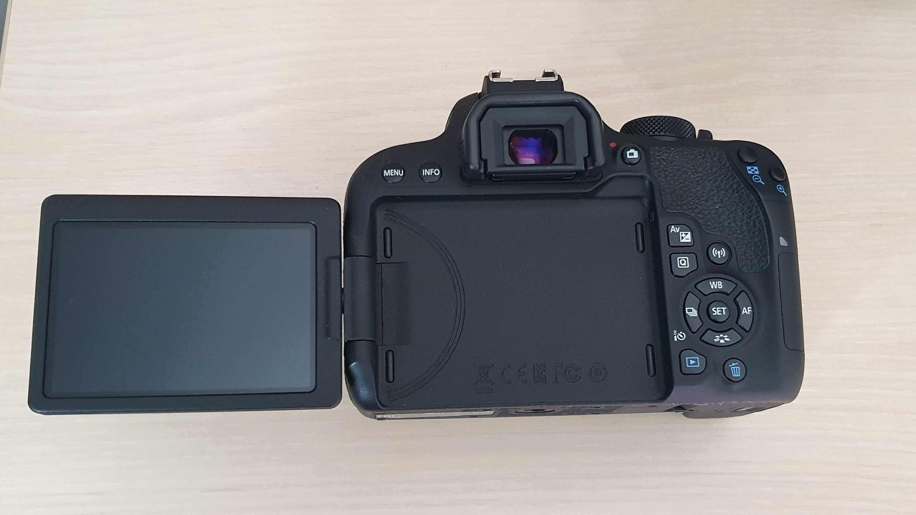 Vand Canon 800D kit cu obiectiv 18-135mm la cutie, impecabil