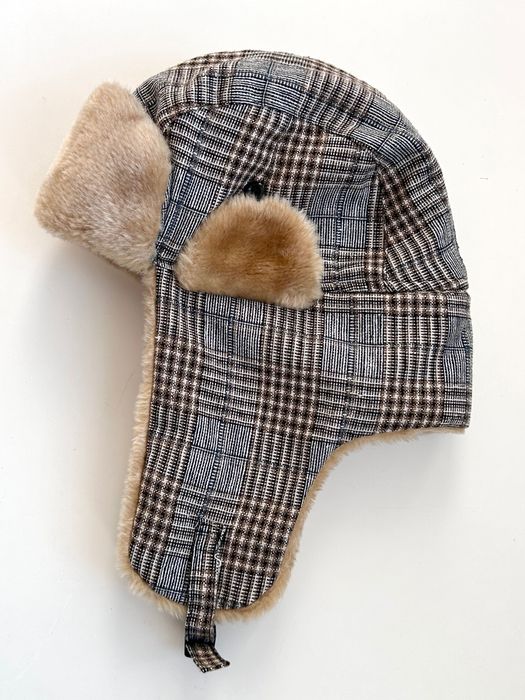 Интересна и кокетна зимна дамска шапка Laura Marconi