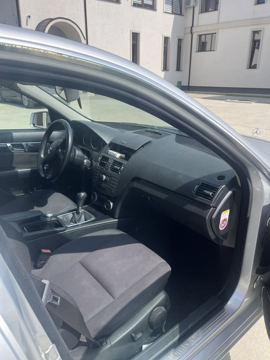 Mercedes C 200.