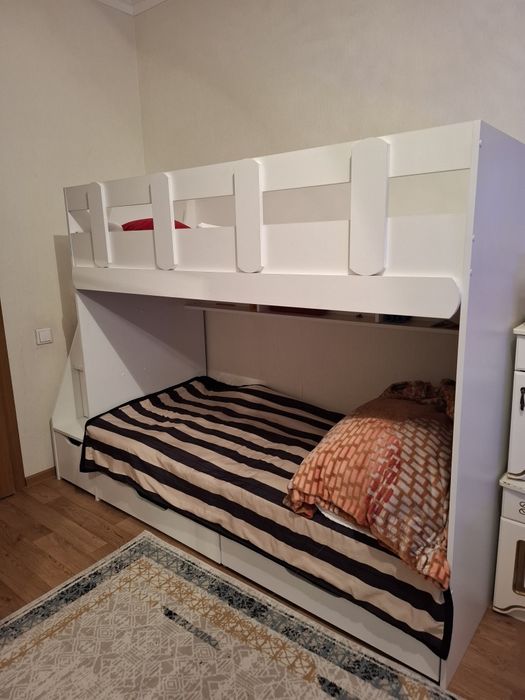 Продам двухярусную детскую кровать