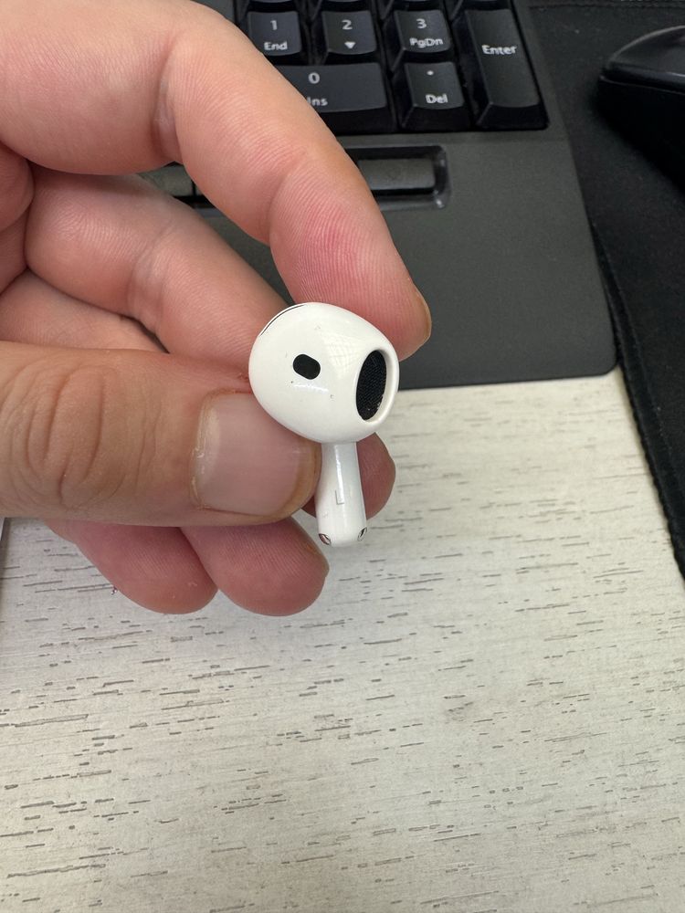 Продаю оригинальный Airpods 4