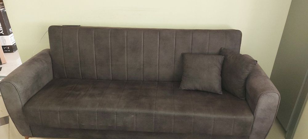 Продавам кафяв диван