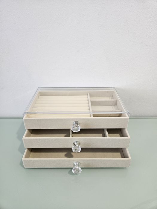 Прозрачна кутия за бижута