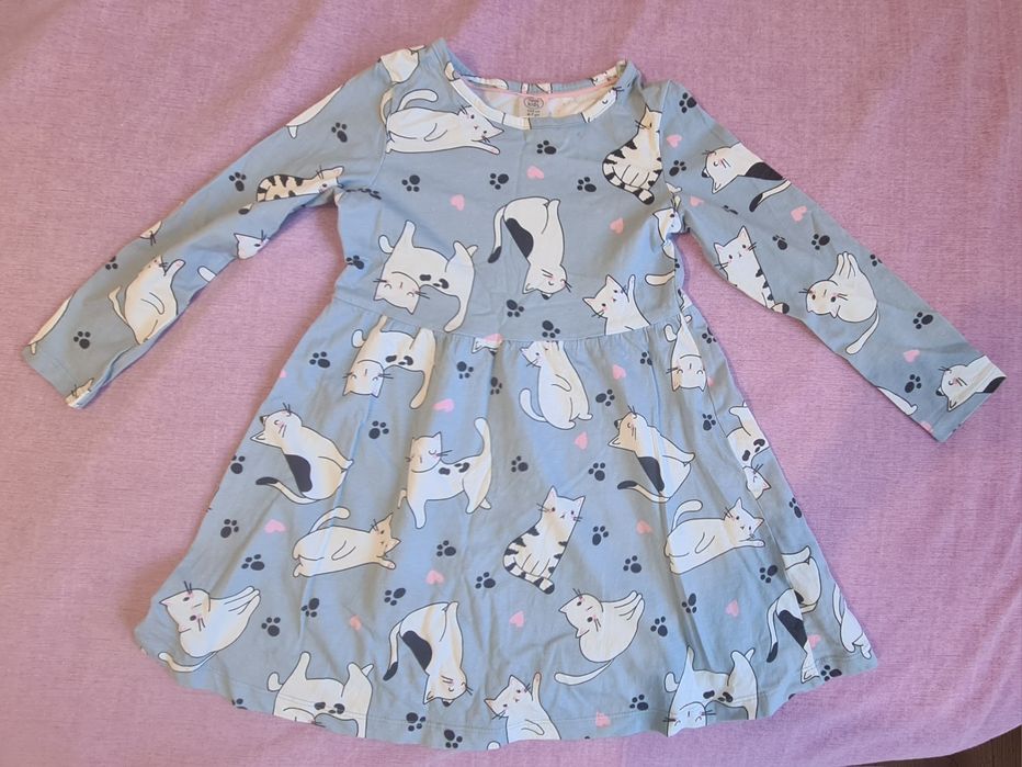 Donez haine pentru fete de  5 ani (masura 116-122)).

- pantaloni
-blu