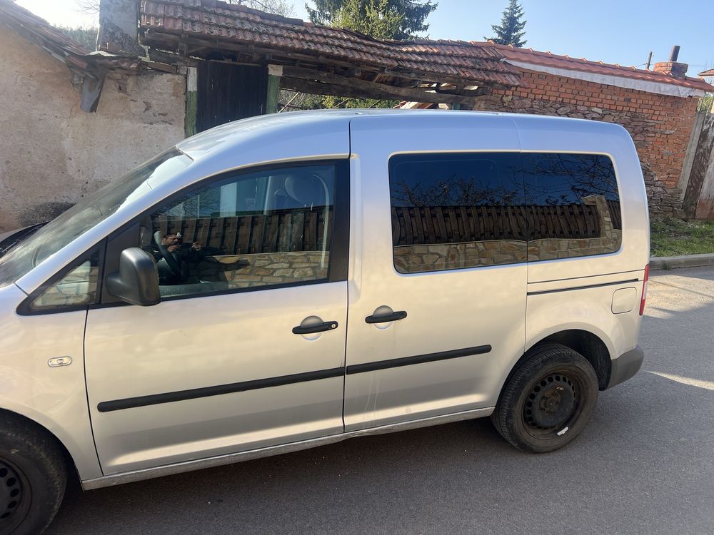 Продавам vw caddy на части 2,0 ecofuel