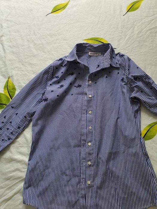 Camasa casual, albastra cu linii albe si imprimeu floral