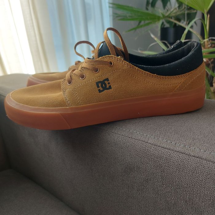 Vand tenesi DC piele intoasa NOI