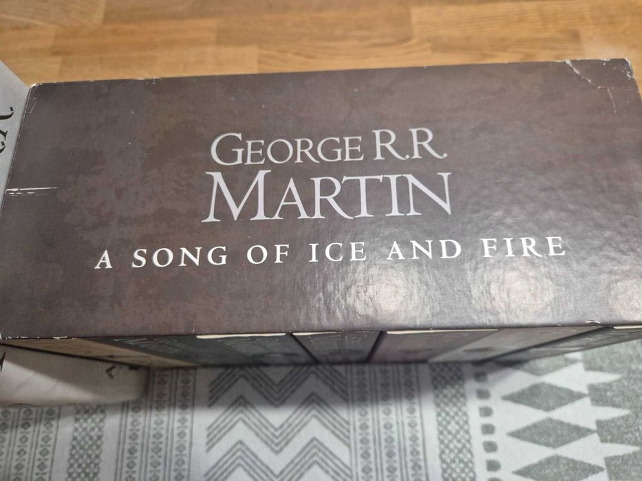 Книги на английски език - Джордж Р.Р.Мартин,Тери Пратчет,Мураками и др