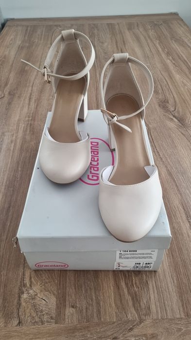 Бежови обувки с ток