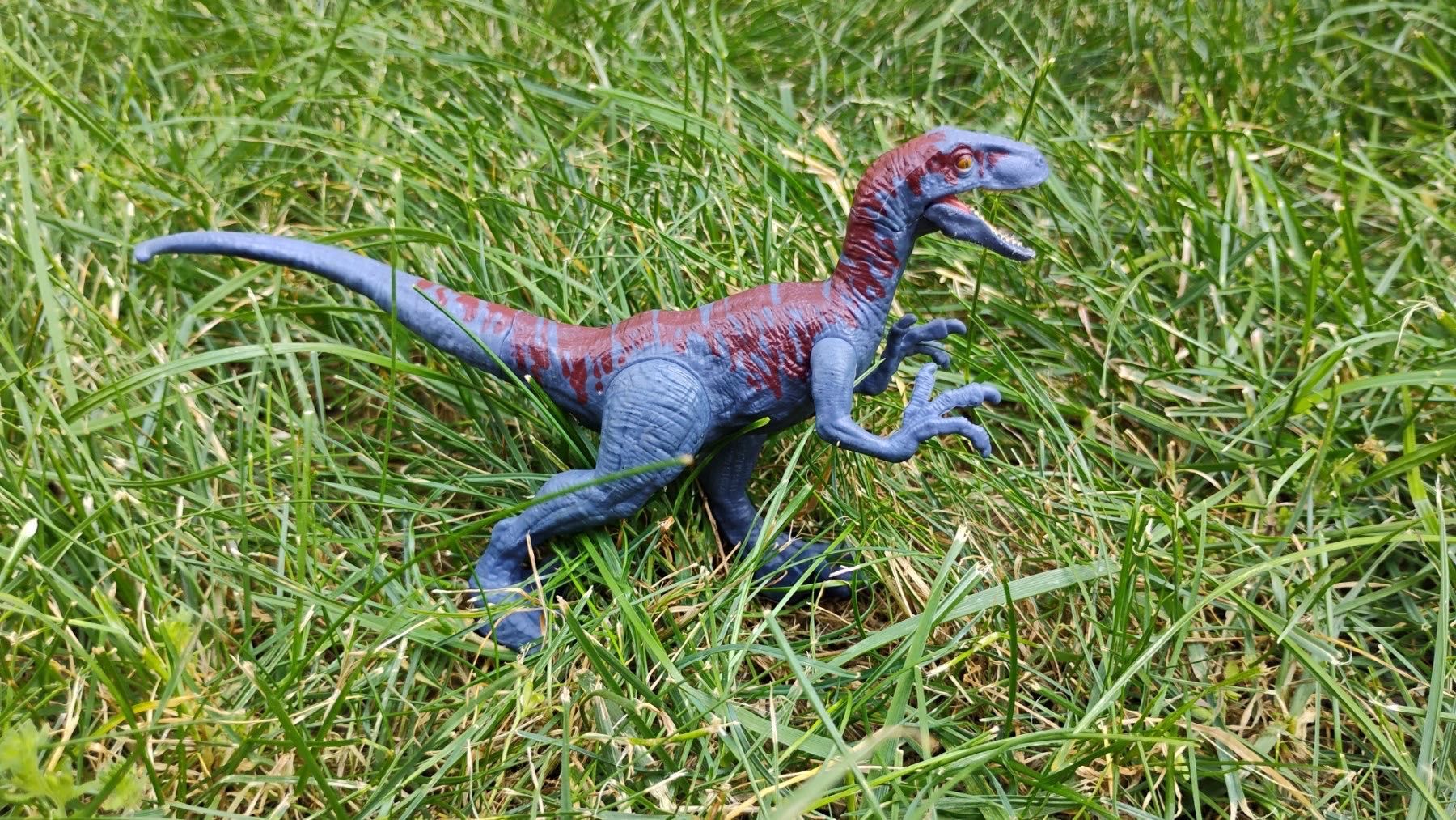 Динозавър velociraptor blue