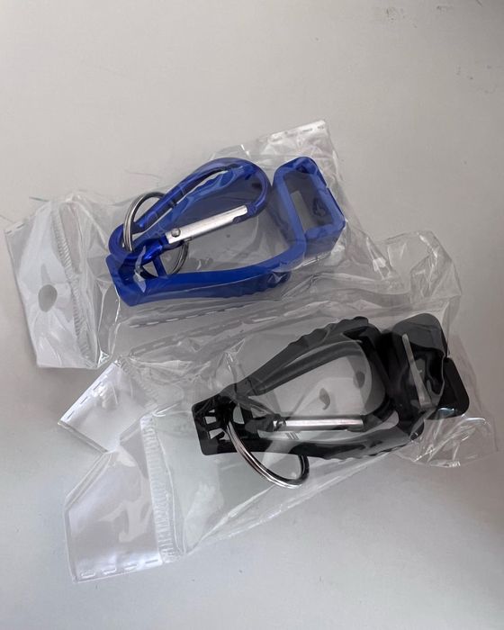 Держатель для ношения перчаток на поясе.