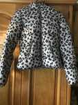 Jacheta Bershka puffer lila animal print