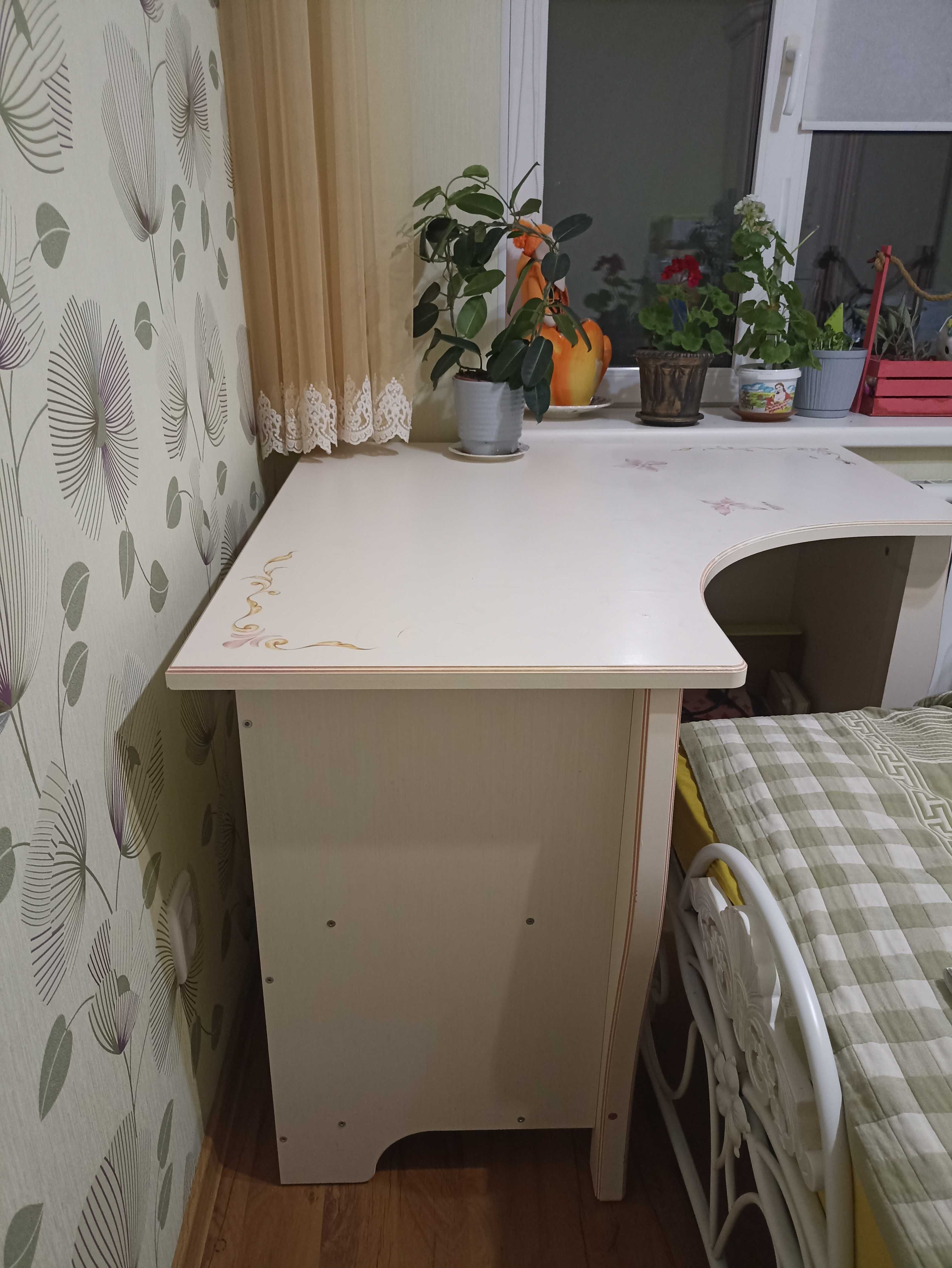 Стол для девочки
