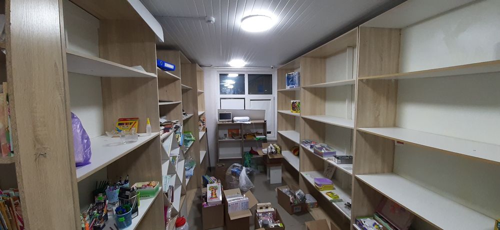 Комплект шкафов и стол со стульями