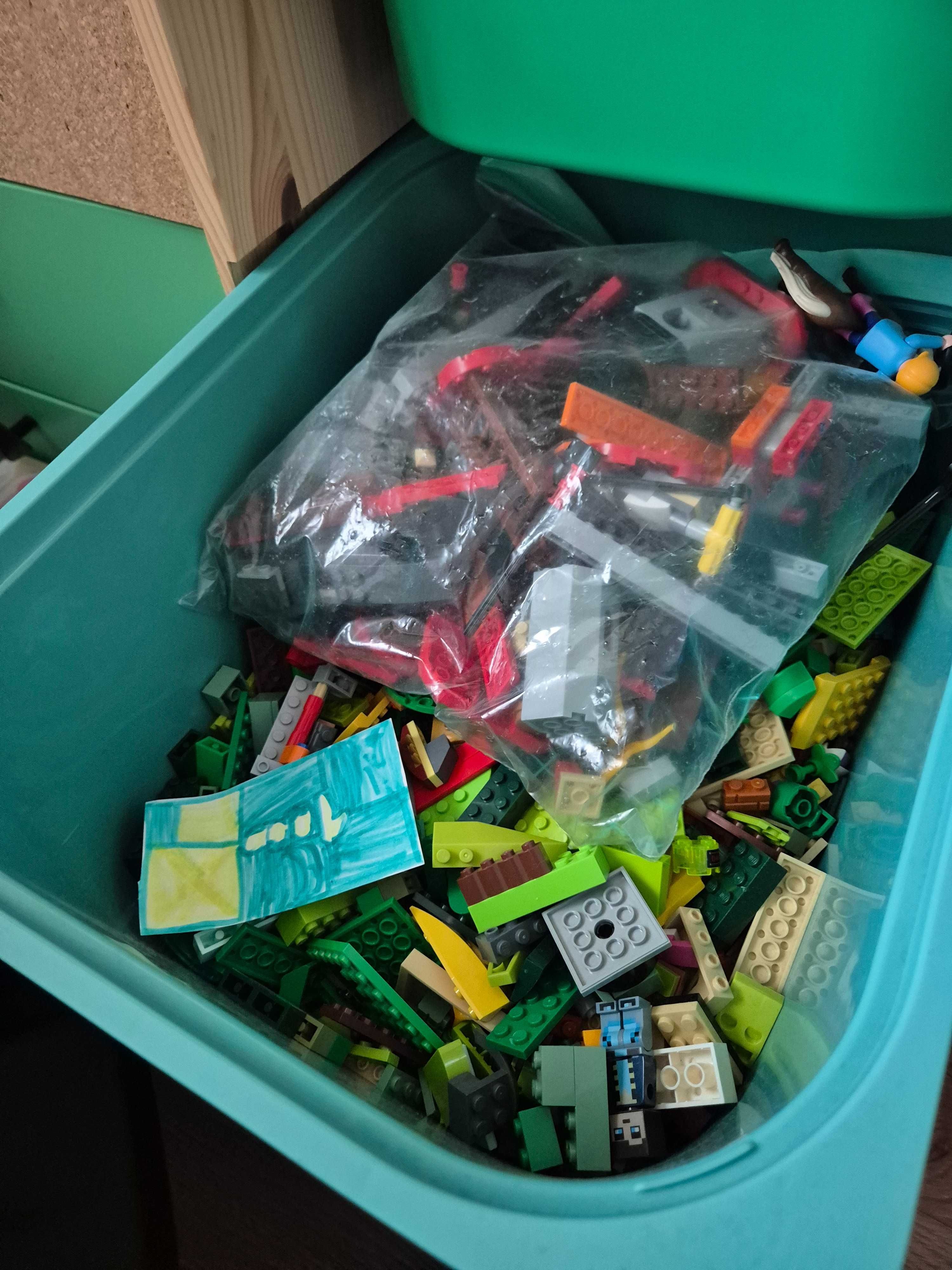Vand piese LEGO vrac, sortate pe culori si tipuri, aprox 10 kg