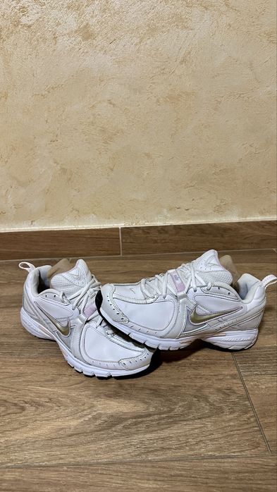 Adidasi nike    .