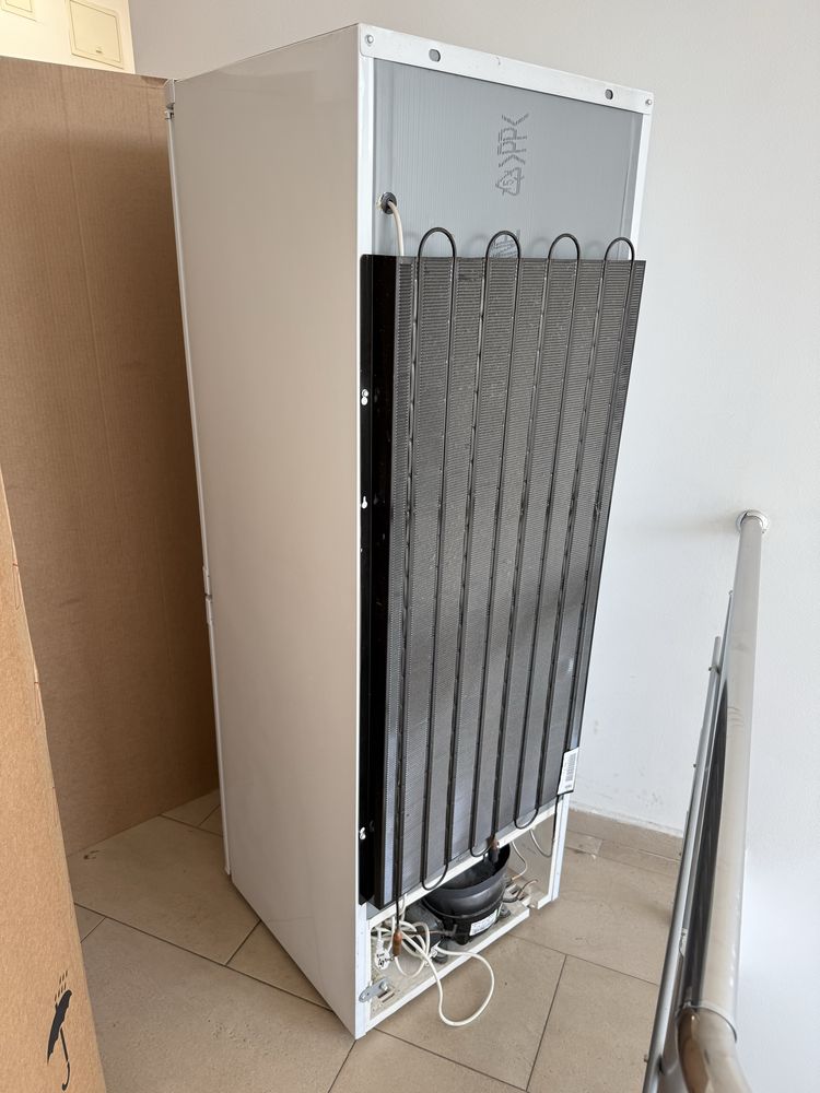 Indesit хладилник маломерен (155см)