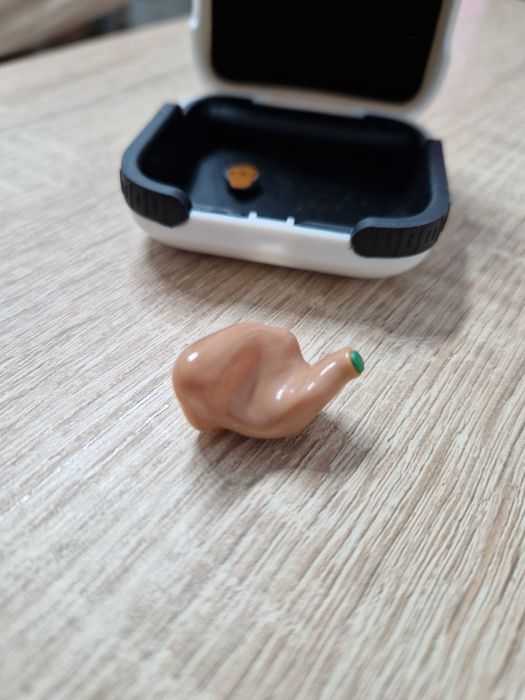 Aparat auditiv /Proteza auditiva CIC, în interiorul urechii. Stanga.